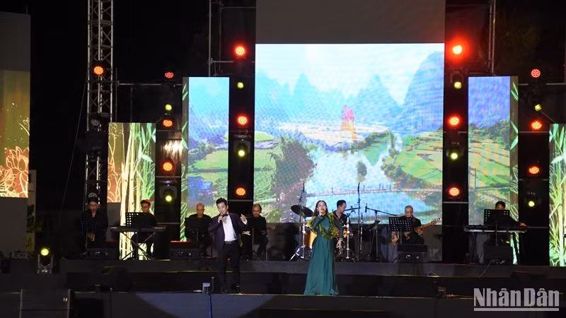 Song ca Đất nước tình yêu, sáng tác Lệ Giang do Nghệ sĩ Ưu tú Quang Hào và ca sĩ Nhật Mai biểu diễn. (Ảnh: ANH ĐÀO) Song ca Đất nước tình yêu, sáng tác Lệ Giang do Nghệ sĩ Ưu tú Quang Hào và ca sĩ Nhật Mai biểu diễn. (Ảnh: ANH ĐÀO)