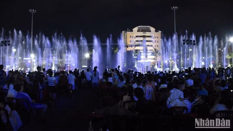 Đông đảo người dân, du khách cùng thưởng thức chương trình nghệ thuật "Tình Đất nước" và xem trình diễn nhạc nước tại Quảng trường 29/3. (Ảnh: ANH ĐÀO) Đông đảo người dân, du khách cùng thưởng thức chương trình nghệ thuật "Tình Đất nước" và xem trình diễn nhạc nước tại Quảng trường 29/3. (Ảnh: ANH ĐÀO)
