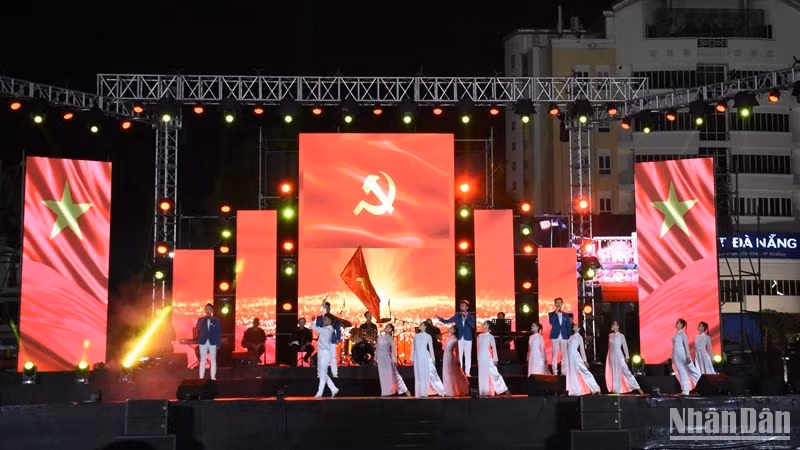 Tiết mục hát múa Lá cờ của Đảng - Màu cờ tôi yêu - Lá cờ, sáng tác Văn An, Thơ: Diệp Minh Tuyền, Nhạc: Phạm Tuyên, Tạ Quang Thắng do toàn đoàn biểu diễn. (Ảnh: ANH ĐÀO) Tiết mục hát múa Lá cờ của Đảng - Màu cờ tôi yêu - Lá cờ, sáng tác Văn An, Thơ: Diệp Minh Tuyền, Nhạc: Phạm Tuyên, Tạ Quang Thắng do toàn đoàn biểu diễn. (Ảnh: ANH ĐÀO)