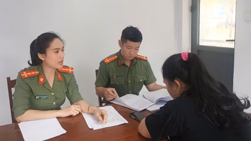 Cơ quan chức năng Công an thành phố Đà Nẵng làm việc với chị H.K.L. (Ảnh: Công an cung cấp)