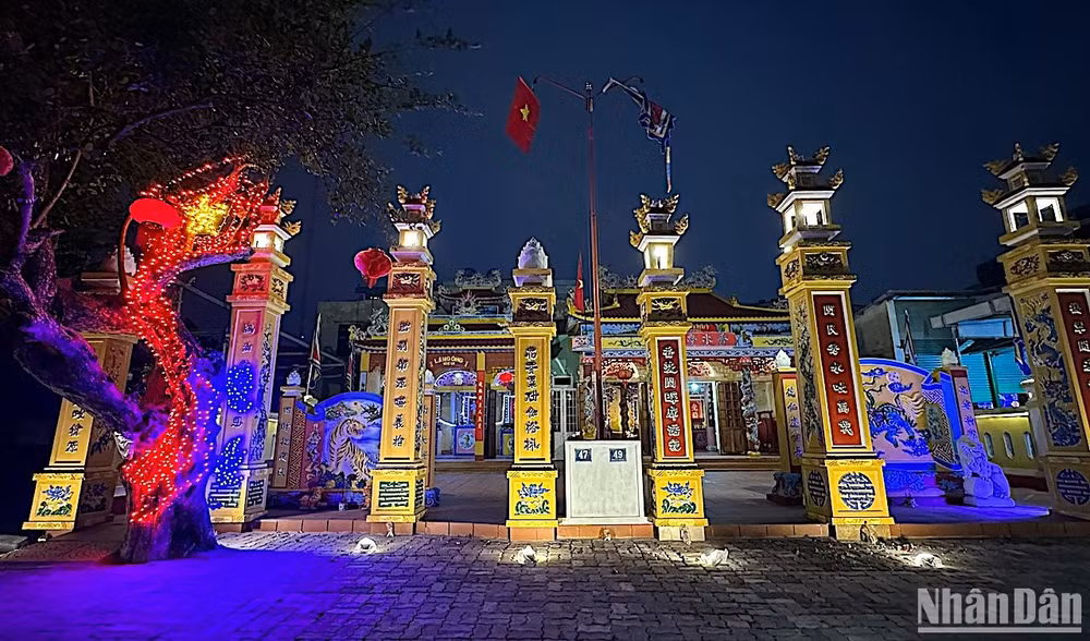 Đêm giao thừa xúc động với hình ảnh bản đồ Việt Nam với hai quần đảo Trường Sa - Hoàng Sa được trang trí bên ngoài Lăng Ông tại phường Nại Hiên Đông, quận Sơn Trà, TP Đà Nẵng. (Ảnh: ANH ĐÀO) Đêm giao thừa xúc động với hình ảnh bản đồ Việt Nam với hai quần đảo Trường Sa - Hoàng Sa được trang trí bên ngoài Lăng Ông tại phường Nại Hiên Đông, quận Sơn Trà, TP Đà Nẵng. (Ảnh: ANH ĐÀO)