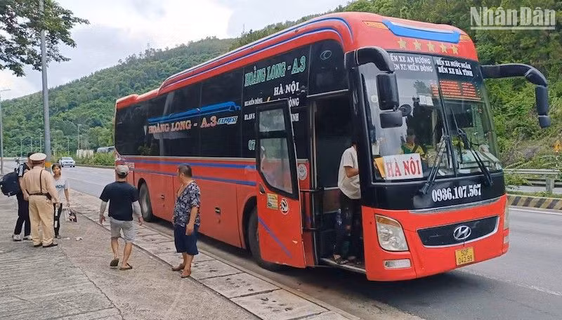 Cán bộ chiến sỹ Trạm Cảnh sát giao thông Cửa ô Hòa Hiệp dặn dò, hỗ trợ hai vợ chồng anh Duy bắt xe về quê.