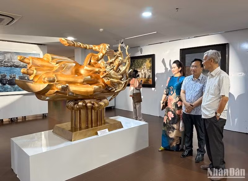 Tác phẩm Cội nguồn hạnh phúc của họa sĩ, nhà điêu khắc Đinh Gia Thắng trưng bày tại triển lãm "Nắng tháng 4". (Ảnh: ANH ĐÀO)