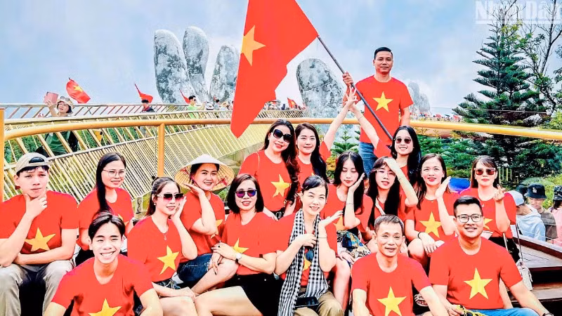 Đà Nẵng khẳng định là Điểm đến lý tưởng cho du lịch kết hợp sự kiện, hội nghị và hội thảo. Trong ảnh là đoàn khách do Công ty trách nhiệm hữu hạn một thành viên Thương mại và dịch vụ du lịch Võ Đà Nẵng (Vodatours) khai thác, hướng dẫn tham quan Bà Nà Hills. (Ảnh: ANH ĐÀO)