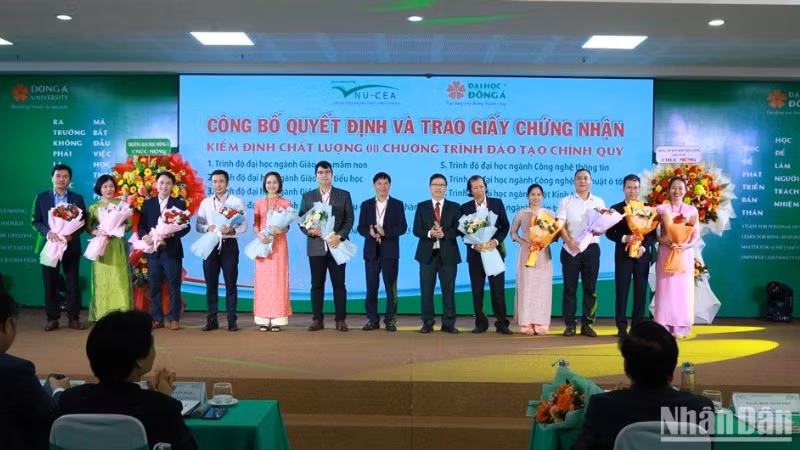 Thêm 8 chương trình đào tạo chính quy của Trường đại học Đông Á Đà Nẵng đạt chứng nhận kiểm định chất lượng. (Ảnh: ANH ĐÀO) Thêm 8 chương trình đào tạo chính quy của Trường đại học Đông Á Đà Nẵng đạt chứng nhận kiểm định chất lượng. (Ảnh: ANH ĐÀO)