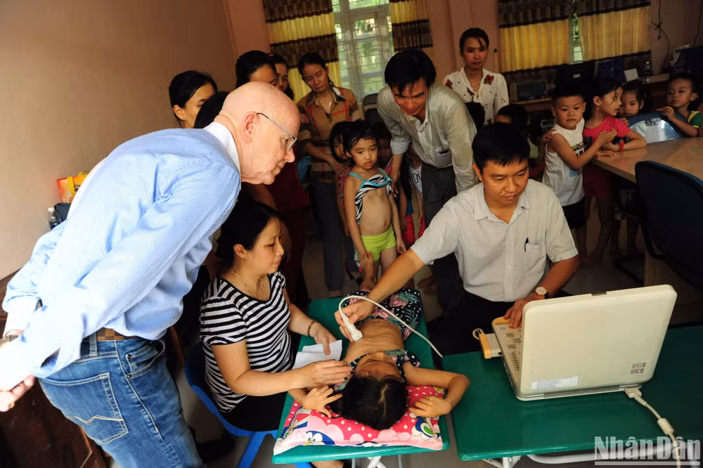 Giáo sư Erich Johann Lejeune cùng các y bác sĩ Bệnh viện Đà Nẵng thăm, khám tim cho trẻ em xã Hòa Phú, huyện Hòa Vang, thành phố Đà Nẵng năm 2018. (Ảnh: ANH ĐÀO) Giáo sư Erich Johann Lejeune cùng các y bác sĩ Bệnh viện Đà Nẵng thăm, khám tim cho trẻ em xã Hòa Phú, huyện Hòa Vang, thành phố Đà Nẵng năm 2018. (Ảnh: ANH ĐÀO)