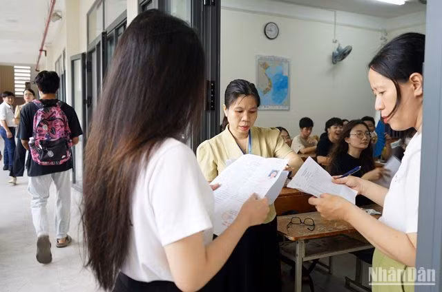 Các giám thị kiểm tra, đối chiếu thông tin của các thí sinh dự thi Kỳ thi tốt nghiệp THPT năm 2024 tại điểm thi Trường THPT Phan Châu Trinh, Đà Nẵng, chiều 26/6. (Ảnh: ANH ĐÀO) Các giám thị kiểm tra, đối chiếu thông tin của các thí sinh dự thi Kỳ thi tốt nghiệp THPT năm 2024 tại điểm thi Trường THPT Phan Châu Trinh, Đà Nẵng, chiều 26/6. (Ảnh: ANH ĐÀO)