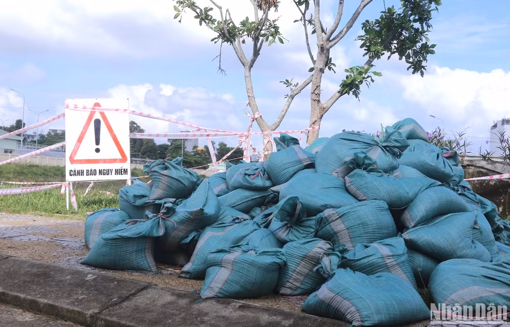 Đây là khu vực đông người dân lưu thông, do đó, lực lượng chức năng đã giăng dây, đặt biển cảnh báo nguy hiểm để hạn chế người dân đến gần khu vực sụt lún.