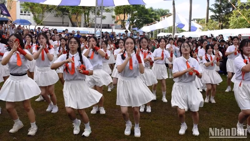 Nhiều hoạt động sôi nổi của sinh viên Đà Nẵng tại chương trình Tự hào sinh viên Đại học Đà Nẵng. (Ảnh: ANH ĐÀO)