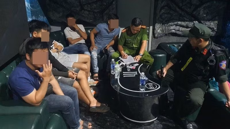 Tại thời điểm kiểm tra, lực lượng chức năng phát hiện nhiều vi phạm tại cơ sở kinh doanh này. (Ảnh: Công an cung cấp) Tại thời điểm kiểm tra, lực lượng chức năng phát hiện nhiều vi phạm tại cơ sở kinh doanh này. (Ảnh: Công an cung cấp)