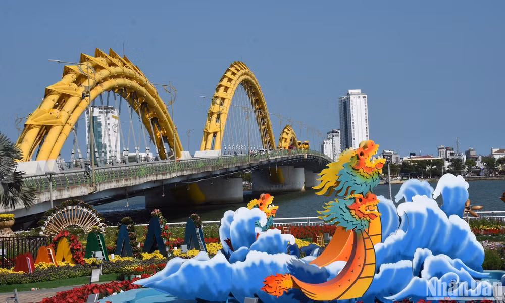 Xuyên suốt các điểm trang trí hoa là hình ảnh linh vật rồng được thiết kế cách điệu với nhiều hình dáng tư thế, vừa đảm bảo sự uy nghi hùng mạnh, vừa có sự gần gũi phù hợp với văn hóa Á Đông. (Ảnh ANH ĐÀO)