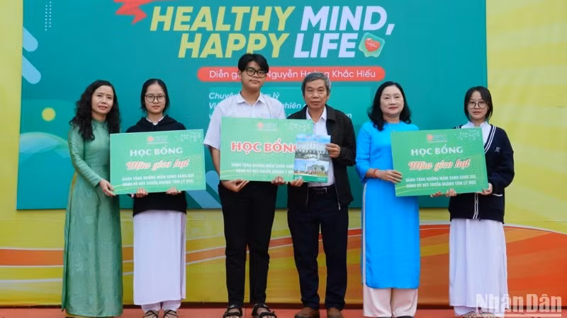 Quỹ học bổng Mùa gieo hạt tiếp tục đồng hành, sẻ chia với học sinh Đà Nẵng. (Ảnh: ANH ĐÀO) Quỹ học bổng Mùa gieo hạt tiếp tục đồng hành, sẻ chia với học sinh Đà Nẵng. (Ảnh: ANH ĐÀO)