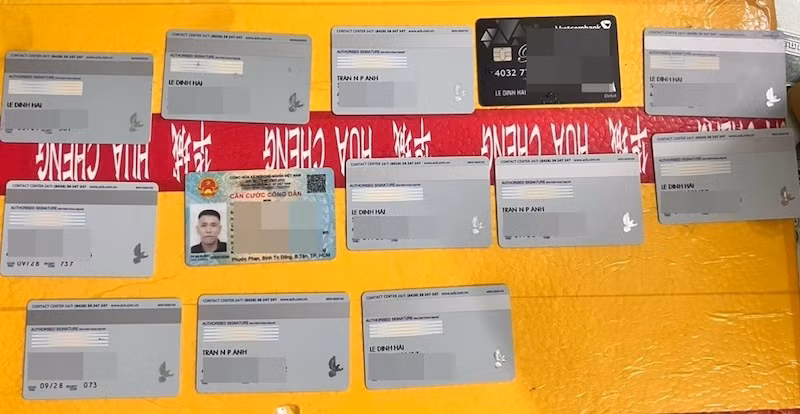 Số thẻ ATM chứa các tài khoản ngân hàng khác nhau mà đối tượng sử dụng để nhận tiền quyên góp và chiếm đoạt. (Ảnh: Công an cung cấp)