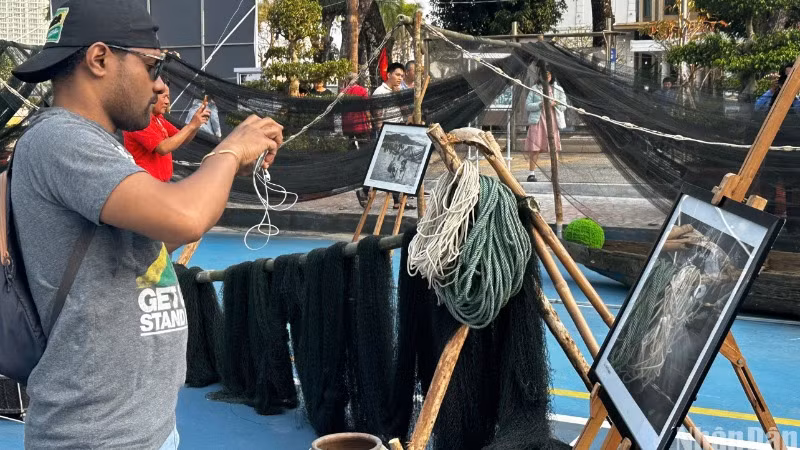 Du khách nước ngoài lưu lại những hình ảnh đẹp về làng chài Đà Nẵng. (Ảnh: ANH ĐÀO)