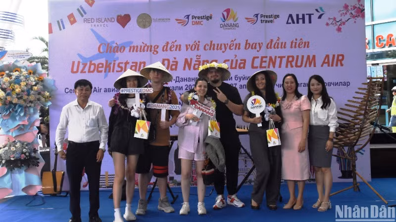 Lễ đón chuyến bay đầu tiên đến từ Tashkent (Uzbekistan) được Sở Du lịch thành phố Đà Nẵng phối hợp với các đơn vị liên quan tổ chức trang trọng cùng quà tặng cho những hành khách may mắn nhất chuyến bay. (Ảnh: ANH ĐÀO) Lễ đón chuyến bay đầu tiên đến từ Tashkent (Uzbekistan) được Sở Du lịch thành phố Đà Nẵng phối hợp với các đơn vị liên quan tổ chức trang trọng cùng quà tặng cho những hành khách may mắn nhất chuyến bay. (Ảnh: ANH ĐÀO)