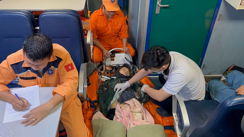 Các bác sĩ Trung tâm 115 Đà Nẵng túc trực theo dõi tình trạng bệnh nhân trên hành trình đưa về cảng Đà Nẵng.
