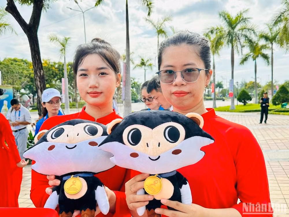 Các bạn trẻ Đà Nẵng với linh vật Đại hội là là voọc chà vá chân nâu. (Ảnh: ANH ĐÀO)