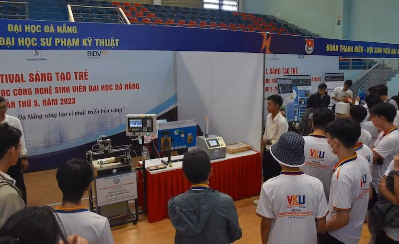 Sinh viên tham quan các gian hàng với các sản phẩm đạt giải cao, ảnh ANH ĐÀO