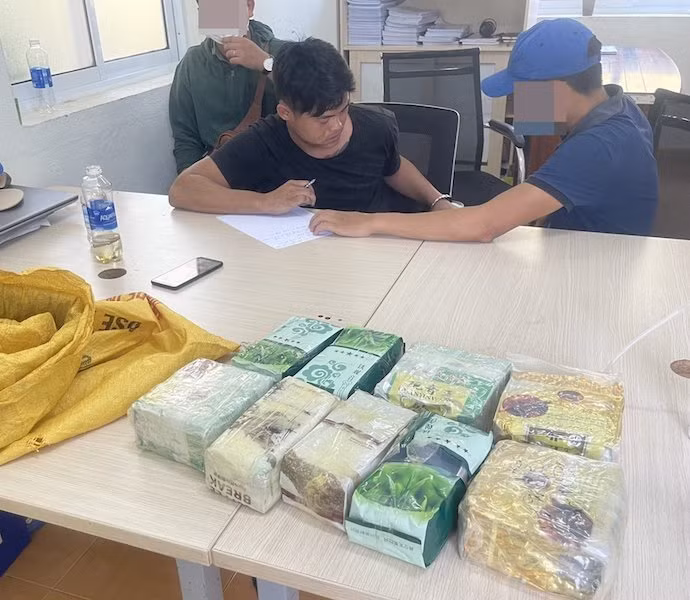Đối tượng cầm đầu Trà Văn Công bị bắt giữ cùng tang vật hơn 9kg ma túy. (Ảnh: Công an cung cấp)
