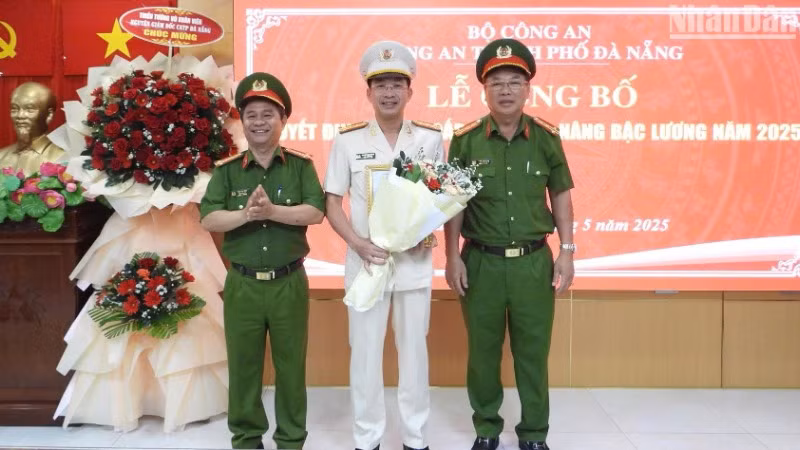 Ban Giám đốc Công an thành phố Đà Nẵng tặng hoa chúc mừng Đại tá Nguyễn Đại Đồng. (Ảnh: ANH ĐÀO)