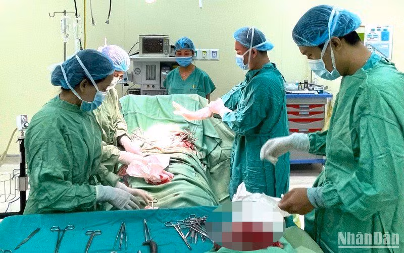 Các y bác sĩ Bệnh viện 199 phẫu thuật cắt bỏ khối u lớn cứu sống bệnh nhân. (Ảnh ANH ĐÀO) Các y bác sĩ Bệnh viện 199 phẫu thuật cắt bỏ khối u lớn cứu sống bệnh nhân. (Ảnh ANH ĐÀO)