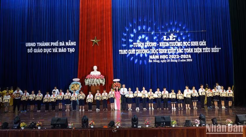 Sở Giáo dục-Đào tạo thành phố Đà Nẵng vinh danh và trao giải thưởng “Học sinh giỏi xuất sắc toàn diện tiêu biểu” năm học 2023-2024 cho 192 học sinh tiêu biểu. (Ảnh: ANH ĐÀO)