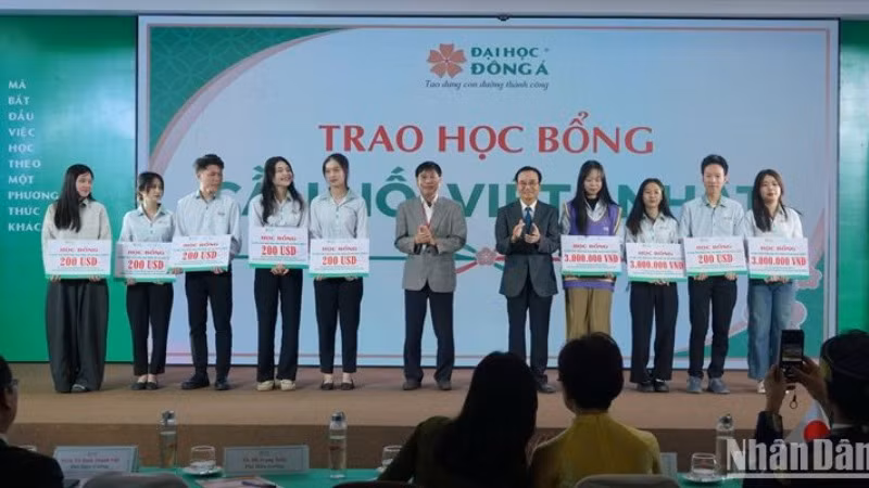 Sinh viên Trường đại học Đông Á nhận học bổng tại chương trình. (Ảnh: ANH ĐÀO) Sinh viên Trường đại học Đông Á nhận học bổng tại chương trình. (Ảnh: ANH ĐÀO)