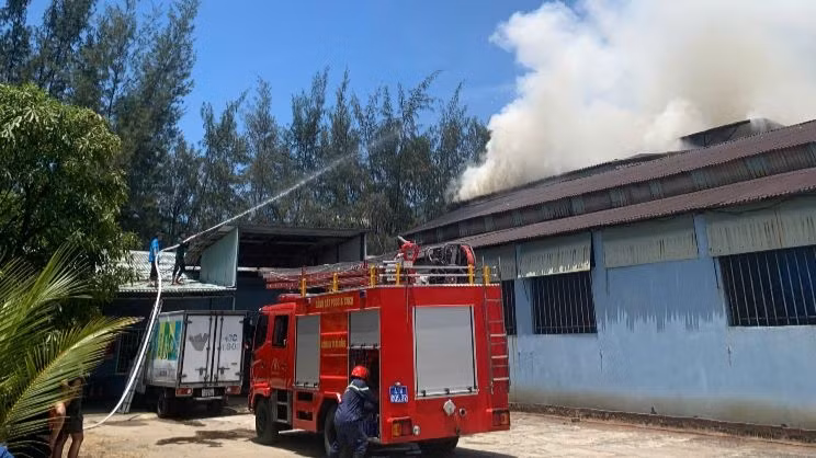 Lực lượng Cảnh sát Phòng cháy, chữa cháy và Cứu nạn, cứu hộ (Công an thành phố Đà Nẵng) tiếp cận hiện trường, khống chế ngọn lửa. Lực lượng Cảnh sát Phòng cháy, chữa cháy và Cứu nạn, cứu hộ (Công an thành phố Đà Nẵng) tiếp cận hiện trường, khống chế ngọn lửa.