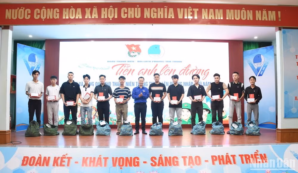 Đồng chí Trần Văn Hiếu, Bí thư Đoàn, Chủ tịch Hội Liên hiệp Thanh niên phường Tam Thuận, trao Huy hiệu Đoàn và quà lưu niệm cho các tân binh trước khi lên đường nhập ngũ chiều ngày 21/2. Ảnh: ANH ĐÀO Đồng chí Trần Văn Hiếu, Bí thư Đoàn, Chủ tịch Hội Liên hiệp Thanh niên phường Tam Thuận, trao Huy hiệu Đoàn và quà lưu niệm cho các tân binh trước khi lên đường nhập ngũ chiều ngày 21/2. Ảnh: ANH ĐÀO