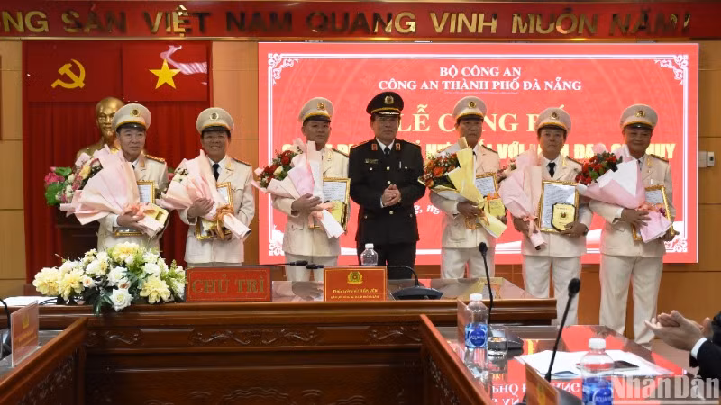 Thiếu tướng Vũ Xuân Viên, Giám đốc Công an thành phố Đà Nẵng trao Quyết định nghỉ hưu trước tuổi cho 6 đồng chí Trưởng phòng. (Ảnh: ANH ĐÀO)