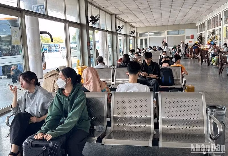 Người dân chờ tới giờ xe xuất bến về quê tại ở bến xe trung tâm TP Đà Nẵng trưa 27/4. (Ảnh ANH ĐÀO) Người dân chờ tới giờ xe xuất bến về quê tại ở bến xe trung tâm TP Đà Nẵng trưa 27/4. (Ảnh ANH ĐÀO)