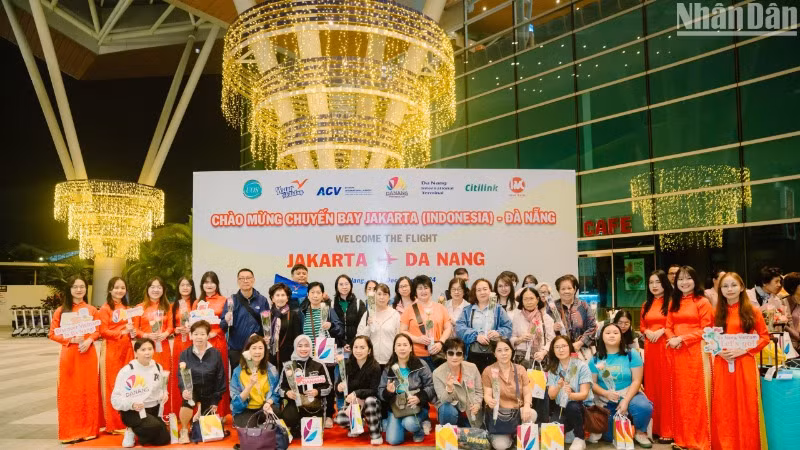 Chuyến bay đầu tiên từ Jakarta đưa 170 hành khách đến Đà Nẵng tham quan, du lịch. (Ảnh: ANH ĐÀO)