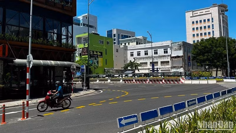 Từ ngày 10/8, tuyến đường gom phía nam cầu Sông Hàn sẽ lưu thông hai chiều nhằm tạo thuận lợi cho người dân, phương tiện. (Ảnh ANH ĐÀO)