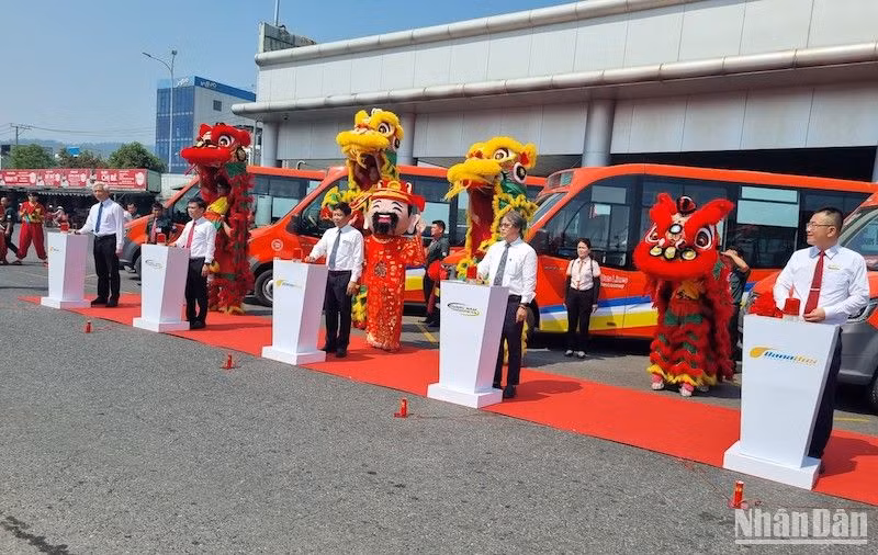 Đà Nẵng mở lại tuyến xe buýt nối tỉnh Quảng Nam, sáng ngày 26/4. (Ảnh: ANH ĐÀO)