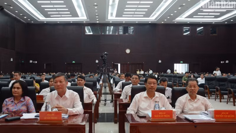 Đây là đợt học tập chuyên đề lớn nhất được Thành ủy Đà Nẵng tổ chức nhằm quán triệt sâu rộng các nội dung của Chỉ thị số 42-CT/TW đến mỗi cán bộ, đảng viên. (Ảnh: ANH ĐÀO) Đây là đợt học tập chuyên đề lớn nhất được Thành ủy Đà Nẵng tổ chức nhằm quán triệt sâu rộng các nội dung của Chỉ thị số 42-CT/TW đến mỗi cán bộ, đảng viên. (Ảnh: ANH ĐÀO)