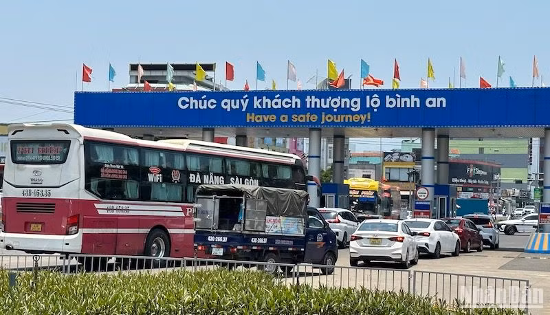 Ngày cao điểm của kỳ nghỉ lễ, lượt xe xuất bến tại Bến xe Trung tâm TP Đà Nẵng tăng hơn 40%. (Ảnh ANH ĐÀO) Ngày cao điểm của kỳ nghỉ lễ, lượt xe xuất bến tại Bến xe Trung tâm TP Đà Nẵng tăng hơn 40%. (Ảnh ANH ĐÀO)