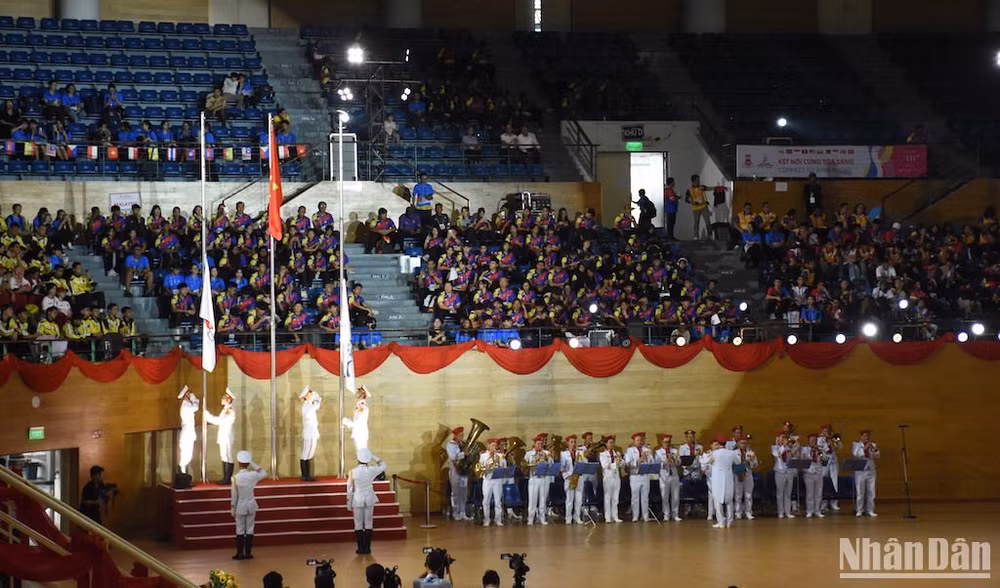Nghi thức hạ cờ Đại hội Thể thao học sinh Đông Nam Á lần thứ 13. (Ảnh: ANH ĐÀO) Nghi thức hạ cờ Đại hội Thể thao học sinh Đông Nam Á lần thứ 13. (Ảnh: ANH ĐÀO)