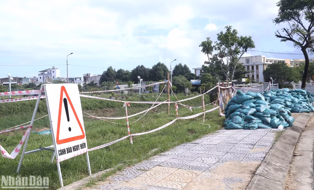 Ghi nhận thực tế của phóng viên ngày hôm nay (6/11), đoạn sạt lở kéo dài hàng chục mét, lan rộng đến sát vỉa hè đường Yên Khê 2 (phường Thanh Khê Tây, quận Thanh khê, thành phố Đà Nẵng).