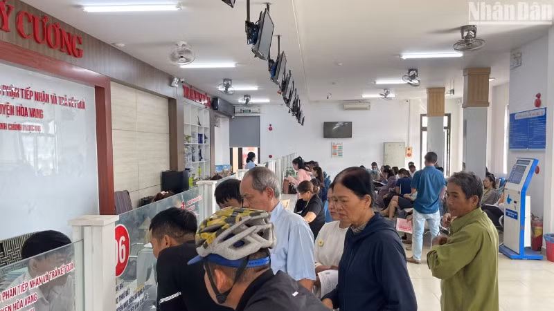 Người dân đổ xô làm thủ tục “tách thửa” đất đai trước khi sáp nhập đơn vị hành chính tại huyện Hòa Vang. (Ảnh: ANH ĐÀO)