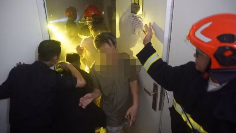 Nhiều người dân được dẫn thoát ra khỏi khu vực cháy an toàn. (Ảnh: Công an cung cấp)