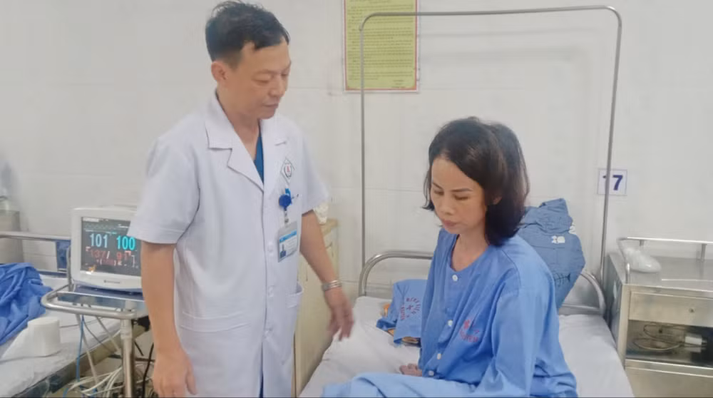 Bác sĩ Chuyên khoa II Đào Ngọc Tuấn, Trưởng Khoa Phụ, Bệnh viện A Thái Nguyên thăm khám bệnh nhân điều trị tại viện.