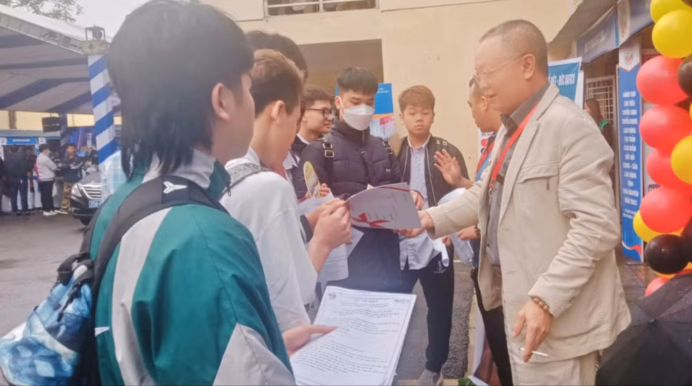 Tư vấn, hướng nghiệp đối với học sinh trung học phổ thông. Tư vấn, hướng nghiệp đối với học sinh trung học phổ thông.