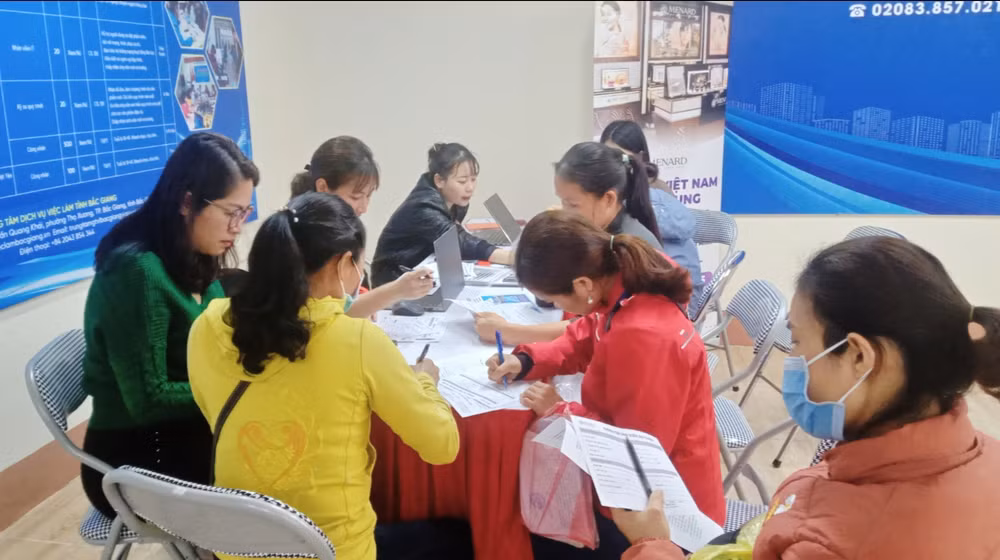 Nhiều hoạt động tuyển dụng diễn ra ngay tại Lễ khai mạc. Nhiều hoạt động tuyển dụng diễn ra ngay tại Lễ khai mạc.