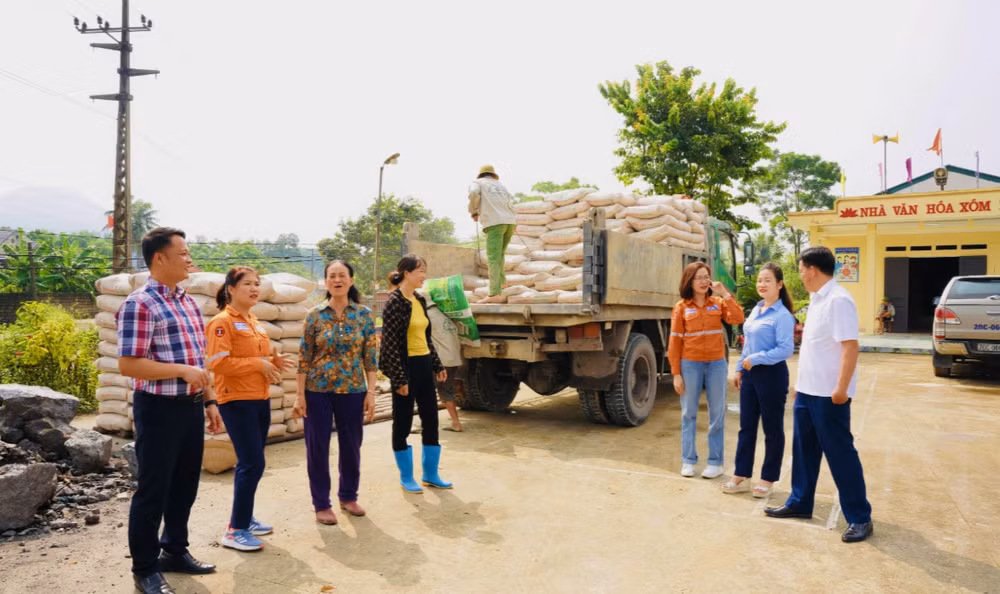 Người dân huyện Đại Từ tiếp nhận 3.000 tấn xi-măng để xây dựng nông thôn mới.