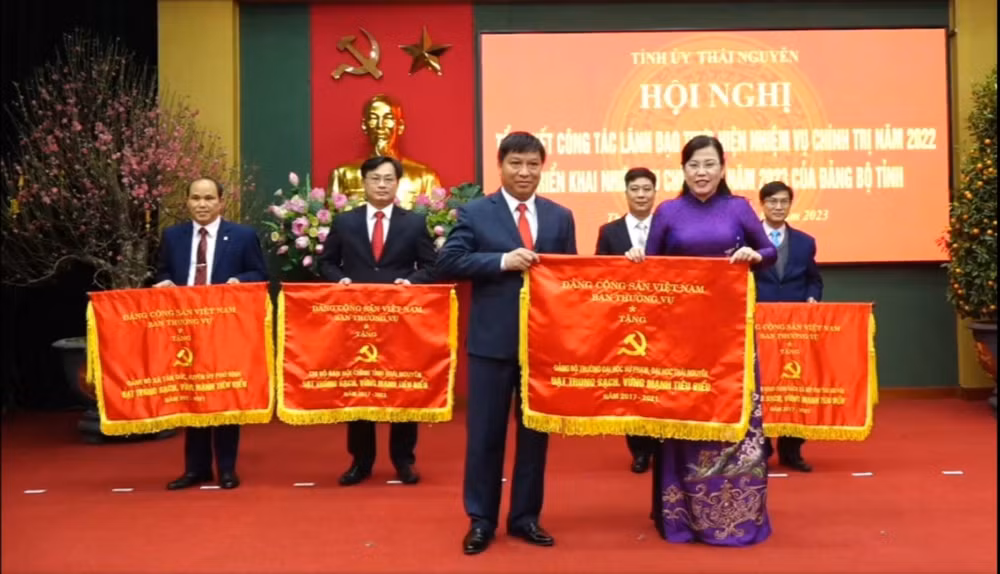 Bí thư Tỉnh ủy Thái Nguyên trao cờ thi đua cho các tập thể, cá nhân.