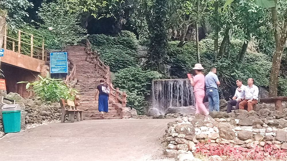 Du khách tham quan suối Mỏ Gà phải qua cổng thu phí của khu du lịch. Du khách tham quan suối Mỏ Gà phải qua cổng thu phí của khu du lịch.