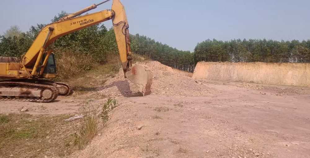 Công ty Phú Cường phải dừng khai thác mỏ đất vì không giải phóng được mặt bằng.