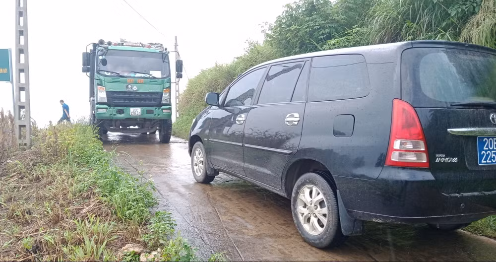 Nhiều tuyến đường liên xã trên địa bàn tỉnh Thái Nguyên nhỏ, hẹp, ô-tô không thể tránh nhau.