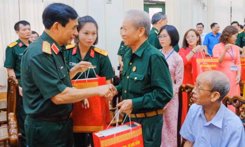 Đại tướng Phan Văn Giang trao 100 suất quà tặng 100 gia đình chính sách, người có công và hộ nghèo trên địa bàn thành phố Sông Công.