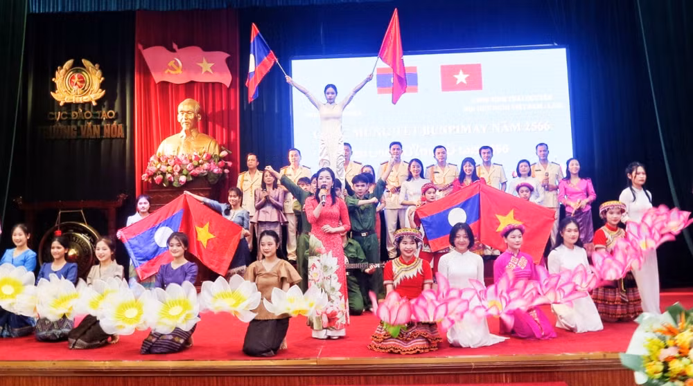 Nhiều tiết mục nghệ thuật ca ngợi quan hệ Việt Nam-Lào được trình diễn tại Chương trình đón Tết truyền thống của nước bạn Lào.